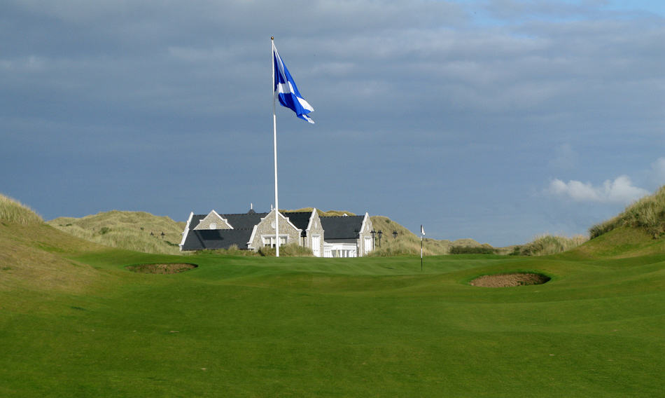 Aberdeen Trump International Golf Links h9 flagg klubhhus