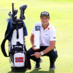 Viktor Hovland fra Norge feirer med vinnertrofeet etter den siste runden av BMW International Open på Golfclub München Eichenried den 27. juni 2021 i München, Tyskland. (Foto av Andrew Redington/Getty Images)