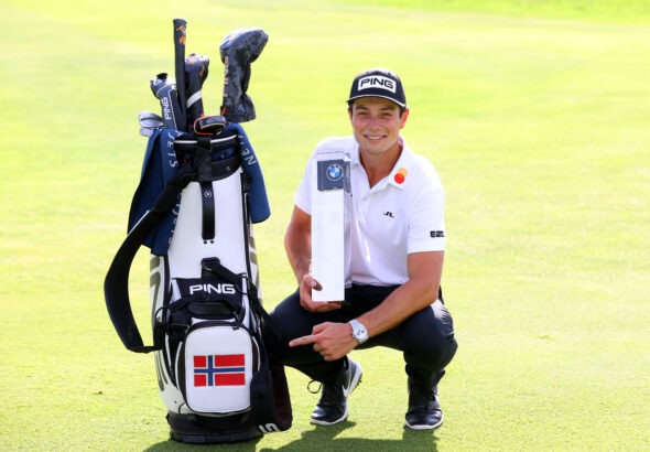 Viktor Hovland fra Norge feirer med vinnertrofeet etter den siste runden av BMW International Open på Golfclub München Eichenried den 27. juni 2021 i München, Tyskland. (Foto av Andrew Redington/Getty Images)