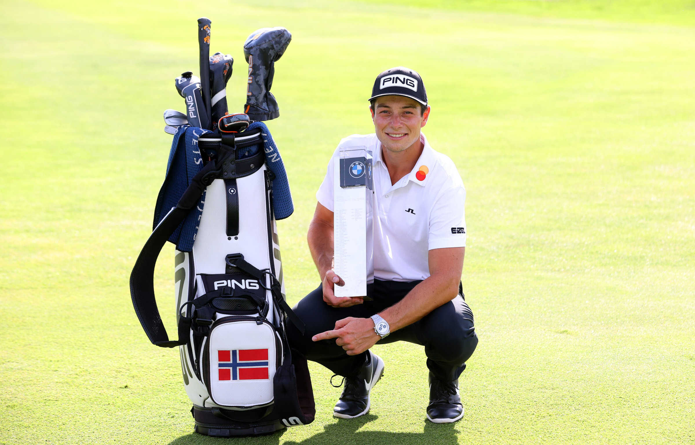 Viktor Hovland fra Norge feirer med vinnertrofeet etter den siste runden av BMW International Open på Golfclub München Eichenried den 27. juni 2021 i München, Tyskland. (Foto av Andrew Redington/Getty Images)