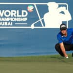 Viktor Hovland sikter inn putten sin på det 18. hullet under den tredje dagen av DP World Tour Championship på Jumeirah Golf Estates 12. desember 2020 i Dubai. (Foto av Andrew Redington/Getty Images)