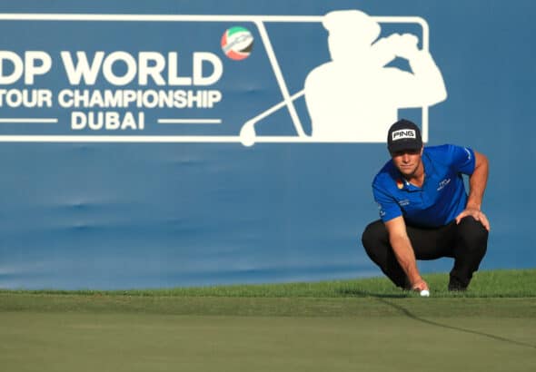 Viktor Hovland sikter inn putten sin på det 18. hullet under den tredje dagen av DP World Tour Championship på Jumeirah Golf Estates 12. desember 2020 i Dubai. (Foto av Andrew Redington/Getty Images)