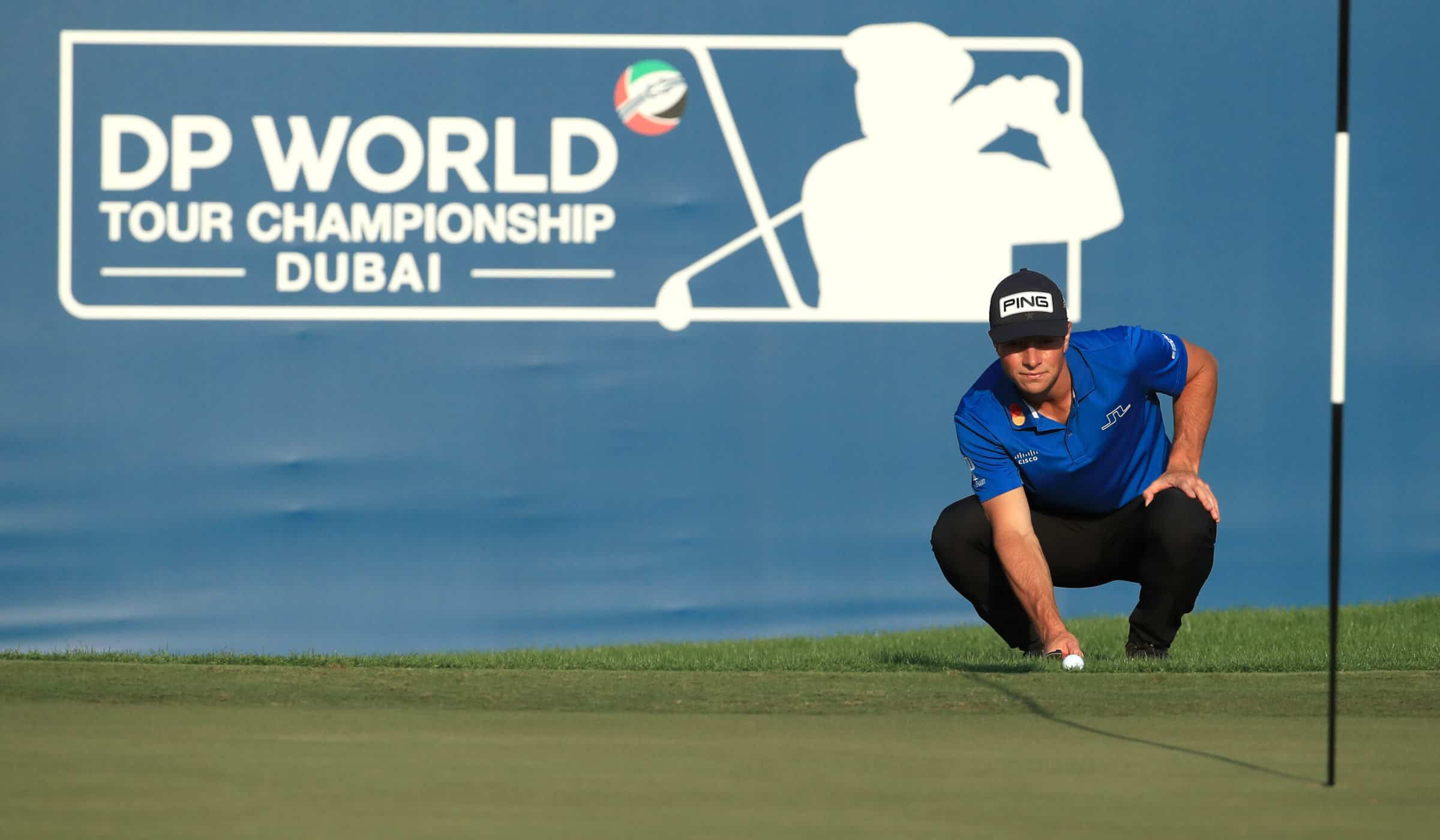 Viktor Hovland sikter inn putten sin på det 18. hullet under den tredje dagen av DP World Tour Championship på Jumeirah Golf Estates 12. desember 2020 i Dubai. (Foto av Andrew Redington/Getty Images)