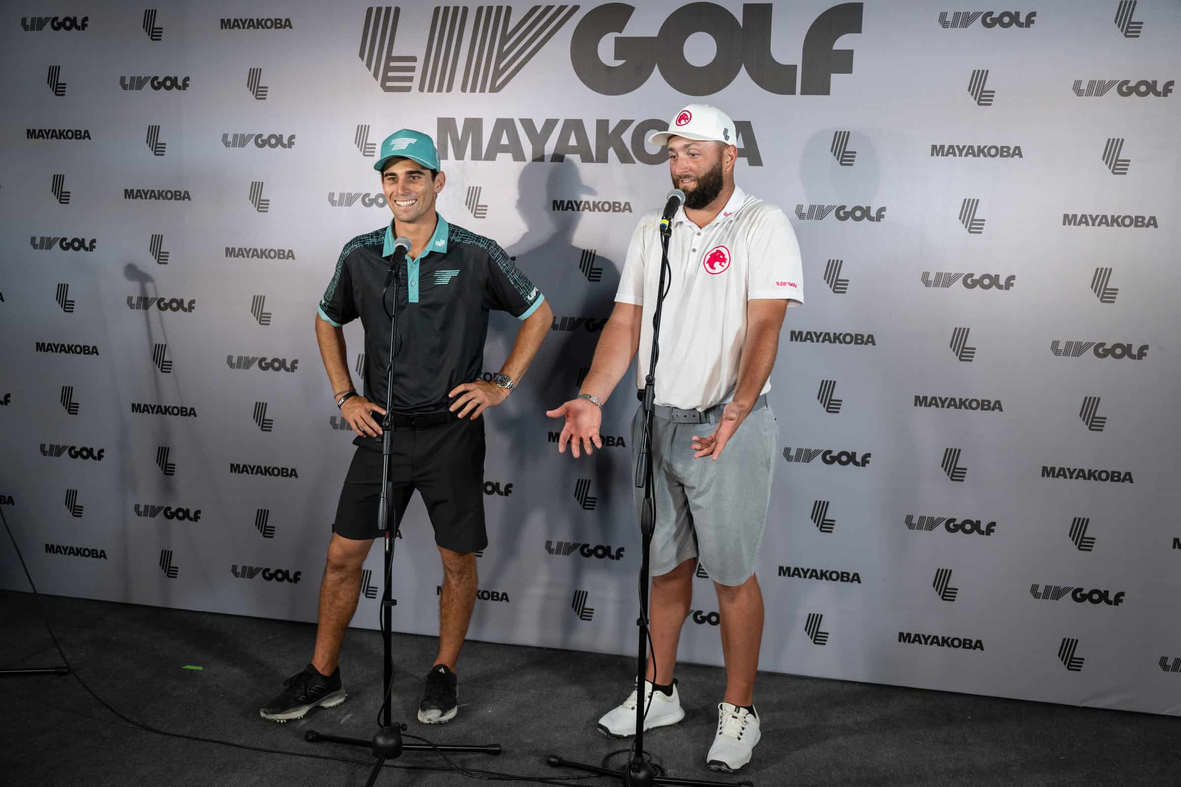 Torque GC-kaptein Joaquín Niemann etter individuelle seier, og Legion XIII GC-kaptein Jon Rahm etter lagseier. På LIV Golf Mayakoba, på El Camaleón Golf i Playa del Carmen, Mexico. (Foto: Chris Trotman/LIV Golf)