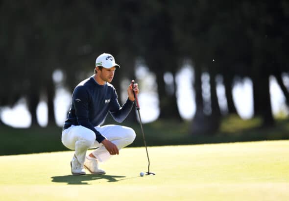 Thomas Detry fra Belgia putter på det 14. hullet under dag to av Omega European Masters på Crans-sur-Sierre Golfklubb den 27. august 2021 i Crans-Montana, Sveits. (Foto av Valerio Pennicino/Getty Images/DP Wourld Tour)